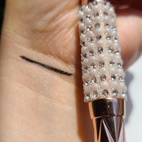 Waterproof eyeliner ans Three shade lipstick - Picture 3 of 8